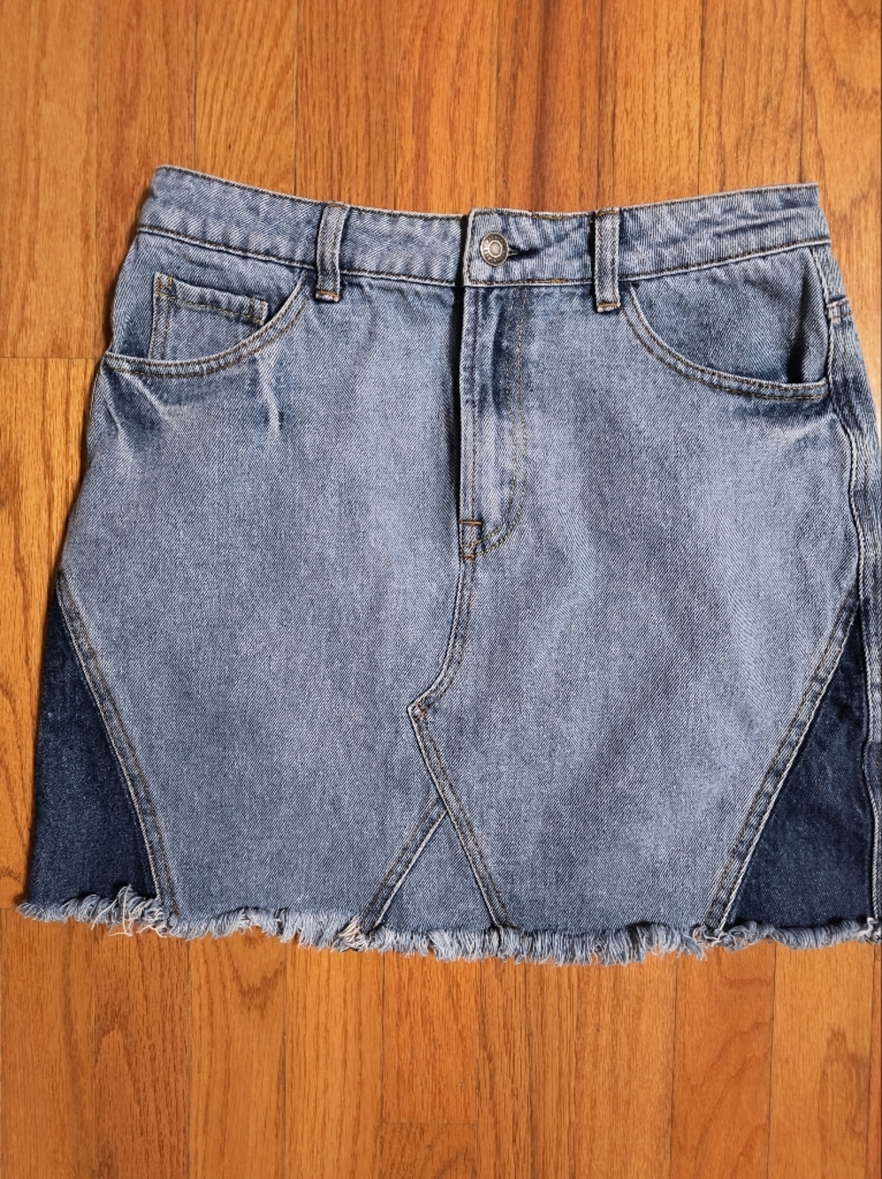 Pick 3/$10⭐ Weekend Los Angeles mini skirt, two toned, women's medium